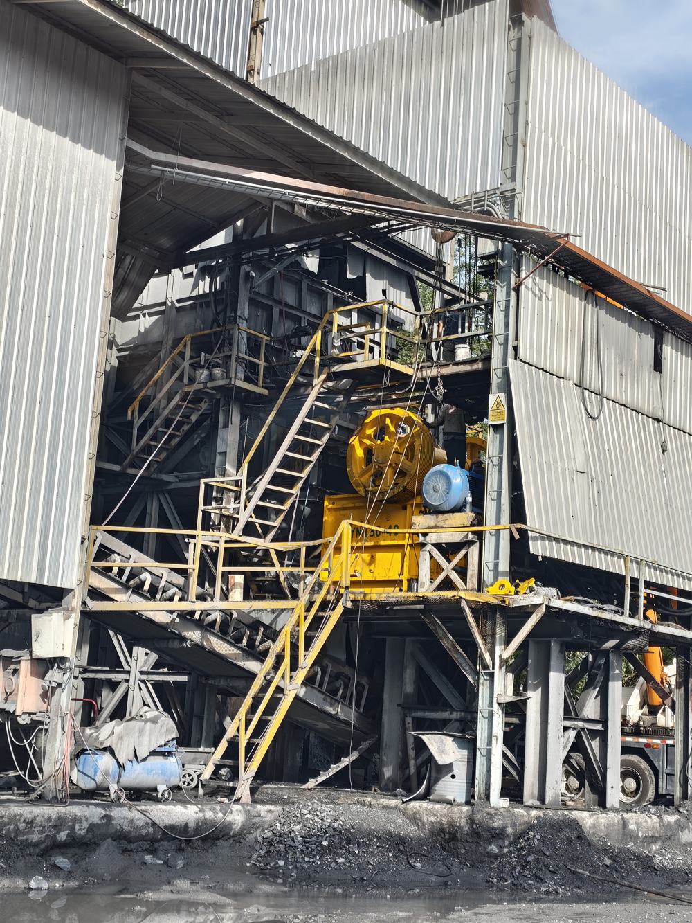 Jaw crusher and conveyor structure